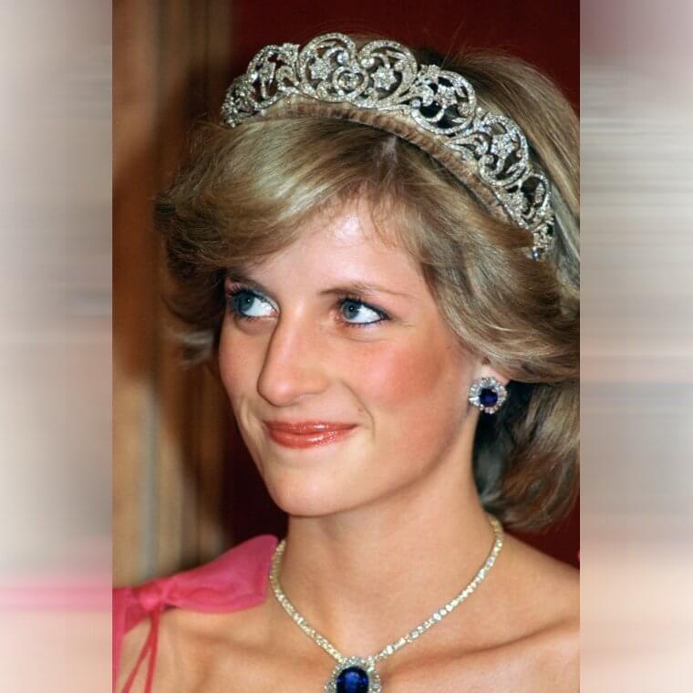 Curl Your Eyelashes With an Eyelash Curler