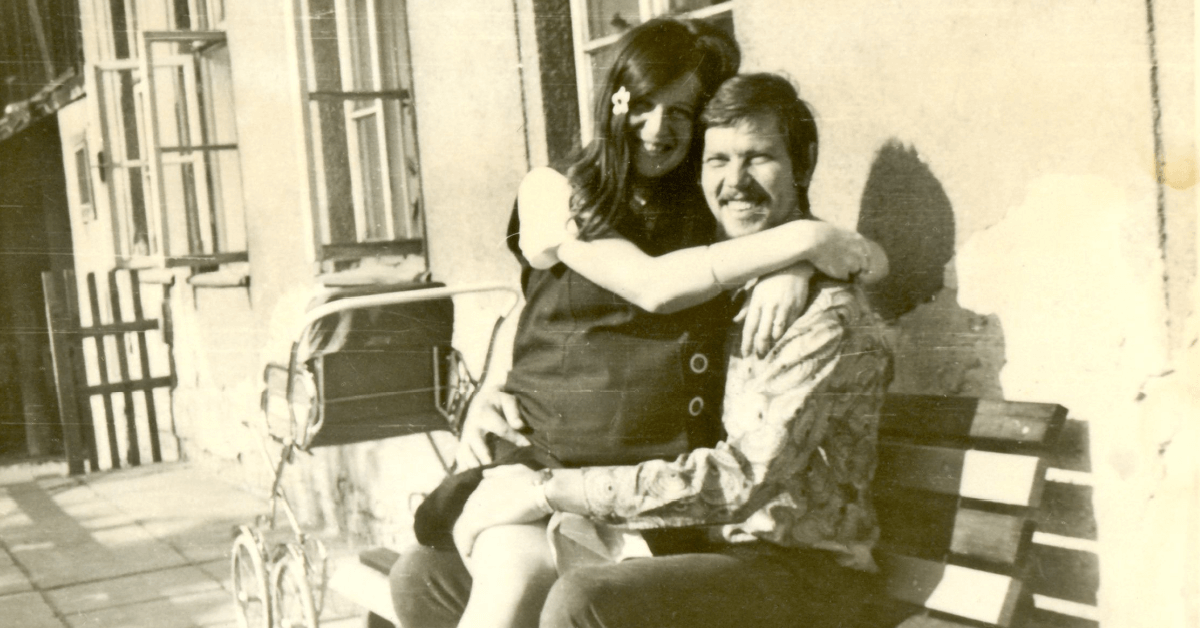 夫が亡くなって数年後、女性が夫の正体を知る