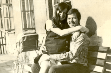 夫が亡くなって数年後、女性が夫の正体を知る