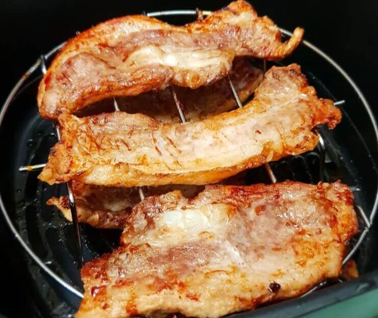 肉を焼くときは、きちんと火が通るように、必ず間隔をあけて焼くこと。