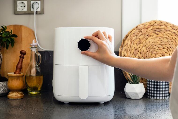 エアフライヤーをキッチンの隅に置いたり、他の電化製品の間に密集させるべきではありません。