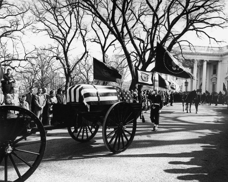 Uma semana após o início de sua presidência, o presidente precisa planejar seu funeral