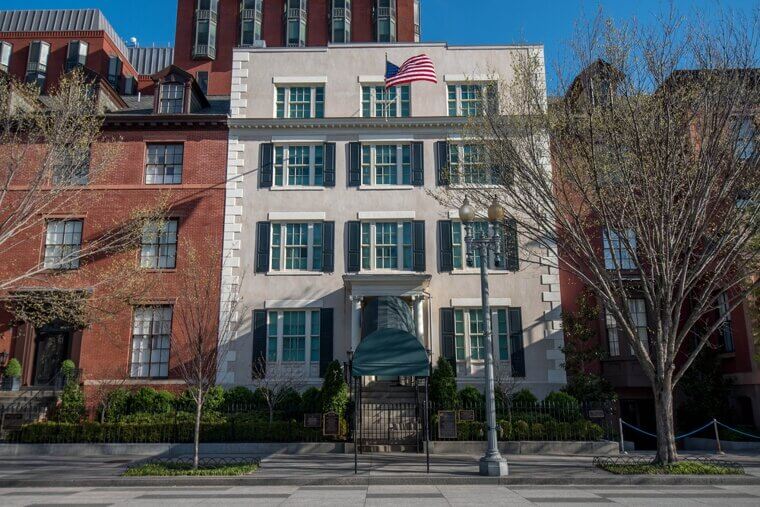 A primeira família se hospeda na Blair House antes da Casa Branca