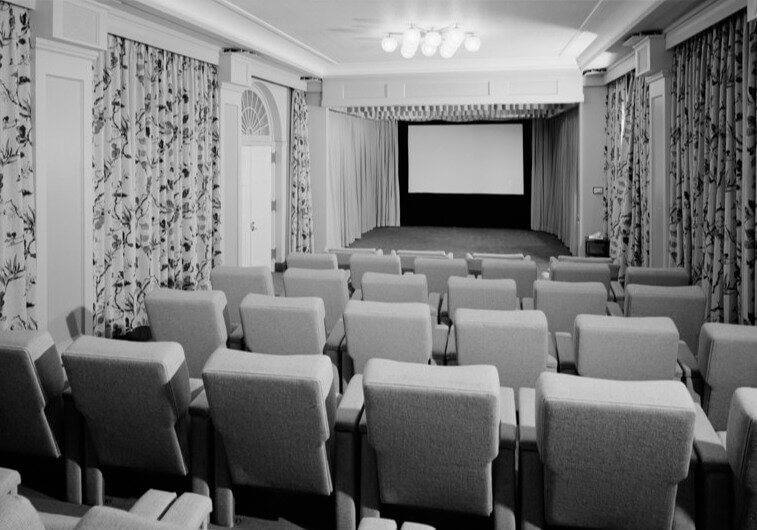 Eles podem assistir a filmes antes mesmo de serem lançados