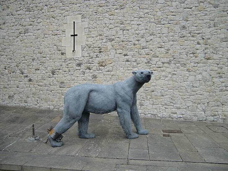 King Henry III Got A Polar Bear As A Gift And Kept It In London
