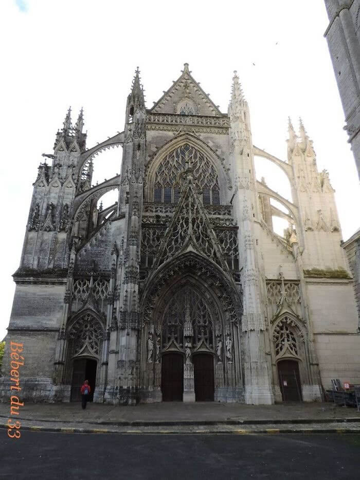 Een kathedraal terwijl hij wordt schoongemaakt