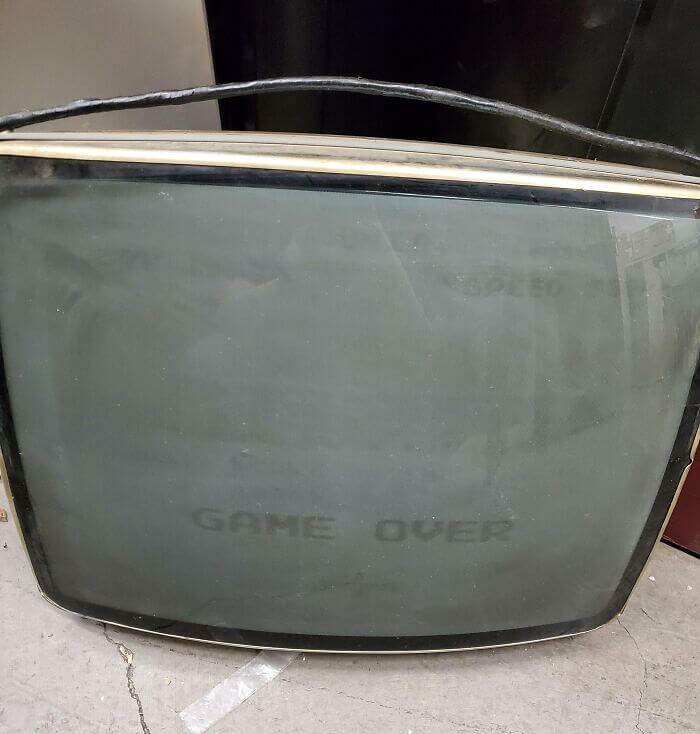 Game Over' ingebrand in een oude tv.
