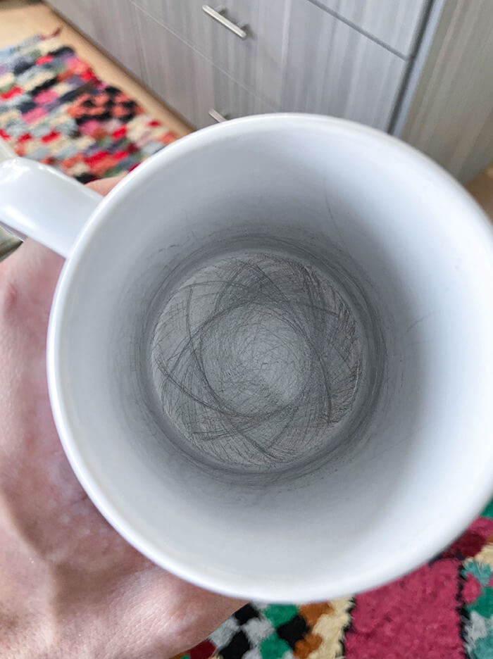 Roervlekken die na verloop van tijd in een koffiekop achterblijven