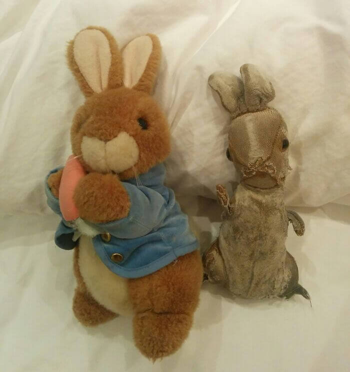 Een paar knuffelkonijnen, tegelijkertijd geschonken