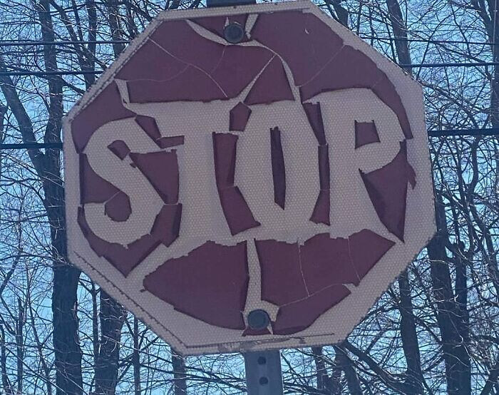 Een oud stopbord na jaren van gebruik