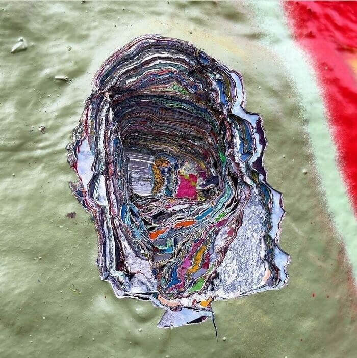 Lagen graffiti op een muur