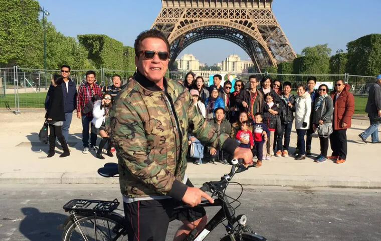 "Eu voltarei... Para meu Photobomb", disse Arnold Schwarzenegger