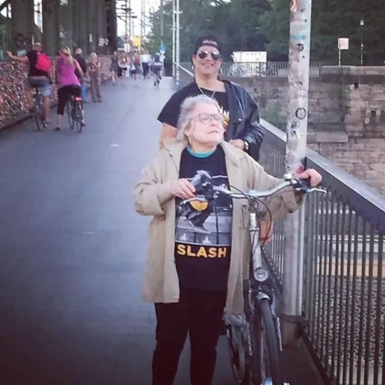 Saul Hudson, também conhecido como Slash, faz uma foto com um superfã desavisado