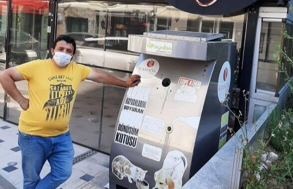 Recycling-Tonnen, die streunenden Tieren Nahrung geben