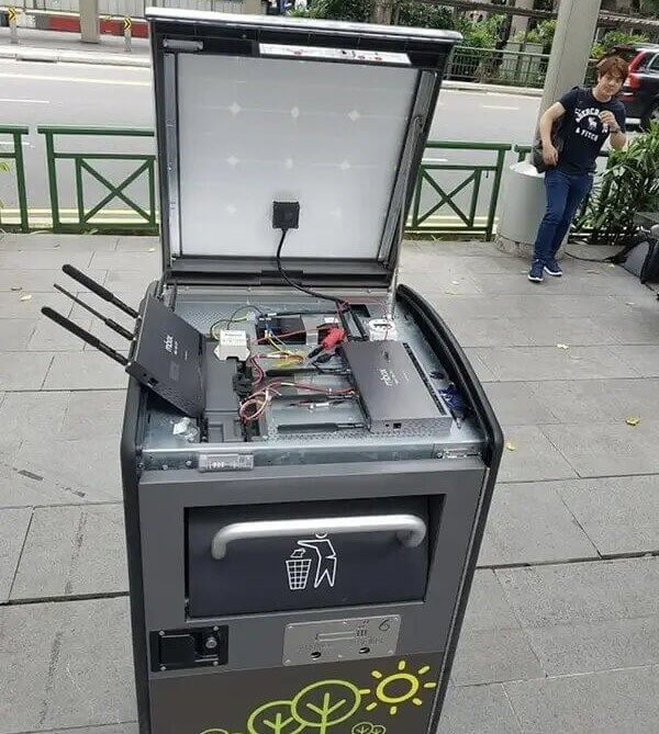 Mülltonnen, die auch Wi-Fi-Hotspots sind