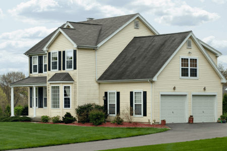 Hunden slutar inte skälla efter att familjen flyttar till ett nytt hem