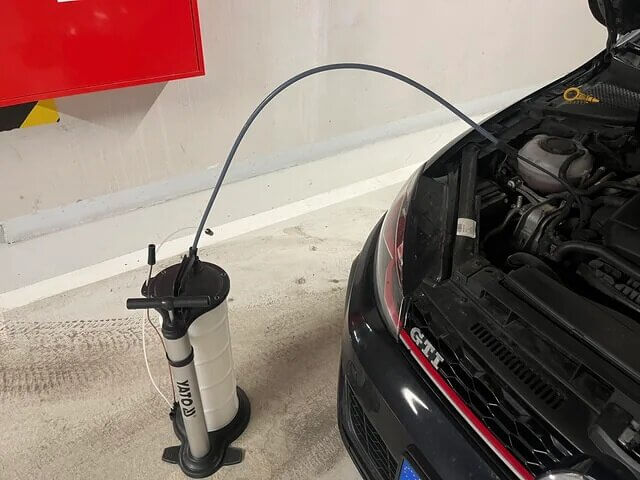 Hand-Crank Oil Extractor