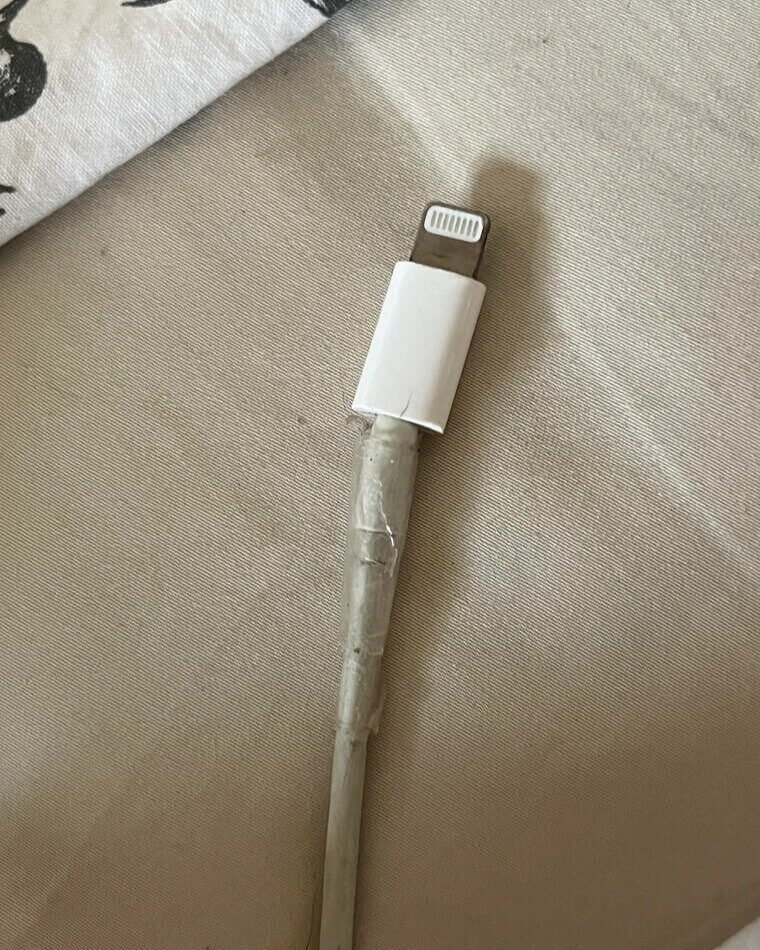 Mantenha os fios seguros com fita elétrica líquida