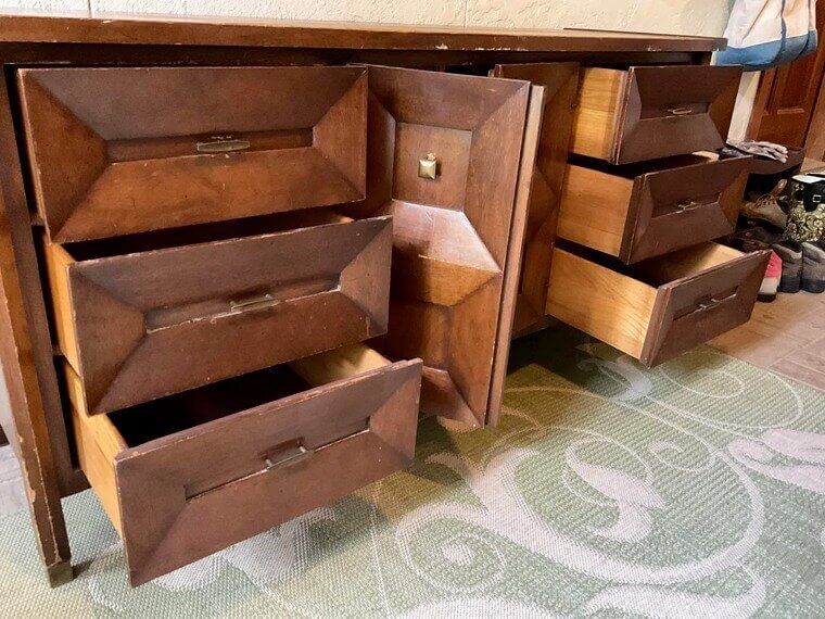 Use cera em gavetas difíceis