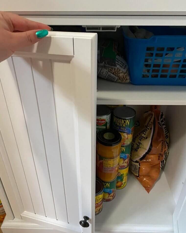 Mantenha as portas do armário sob controle usando ímãs