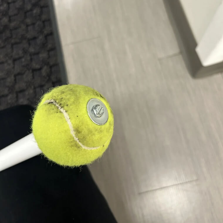 Deixe o chão limpo com uma bola de tênis