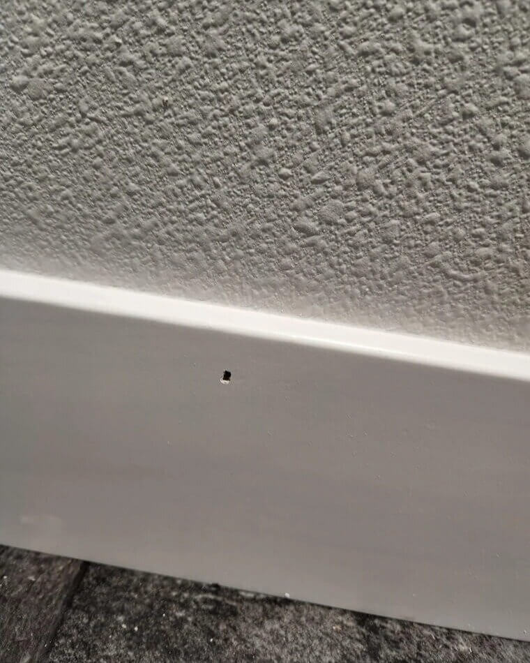 Esconda buracos horríveis na parede com giz de cera