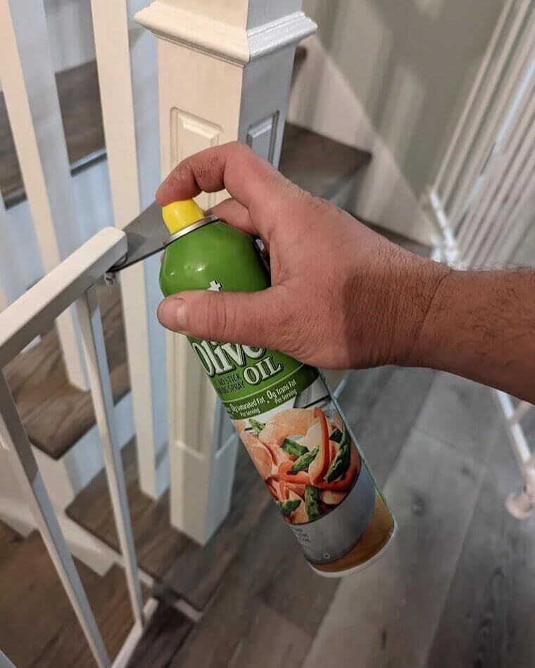Coloque azeite de oliva nas dobradiças
