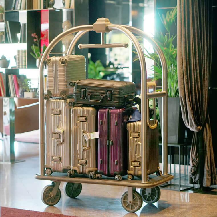 スタッフがお客様のお荷物をお預かりします。