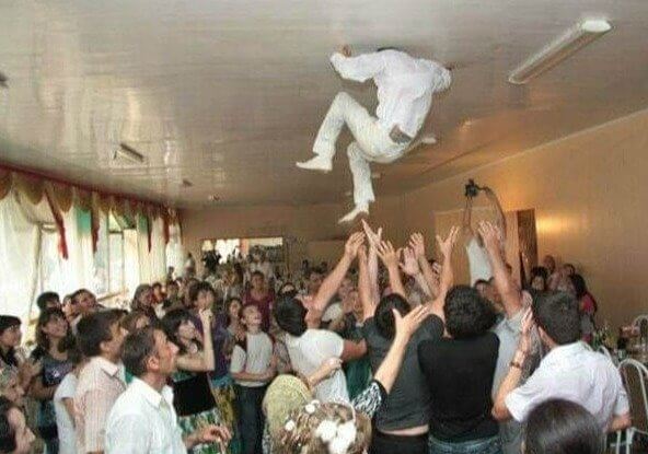 Wenn der DJ sagt: "Hoch soll er leben" und du es zu wörtlich nimmst