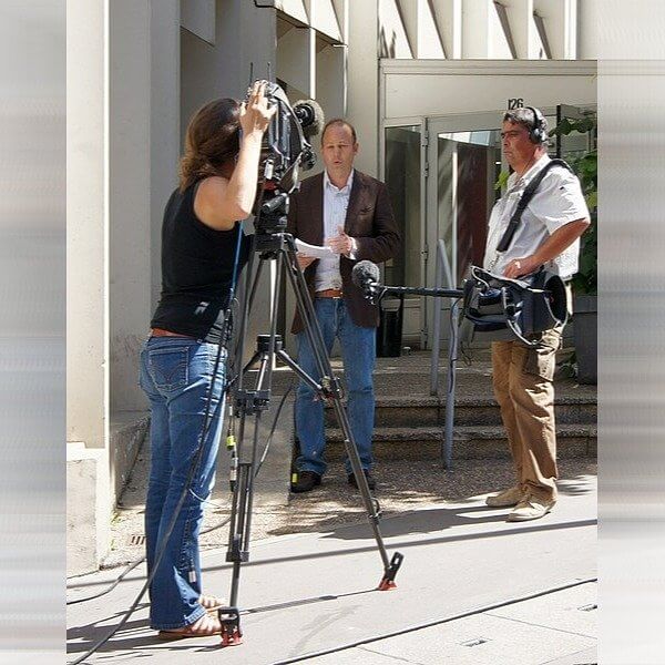 الإعلان عن ذلك علنًا