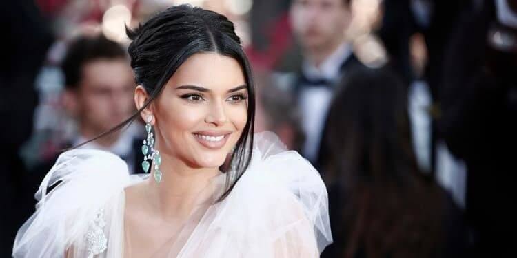 Kendall Jenner – DIY Spot Treatment