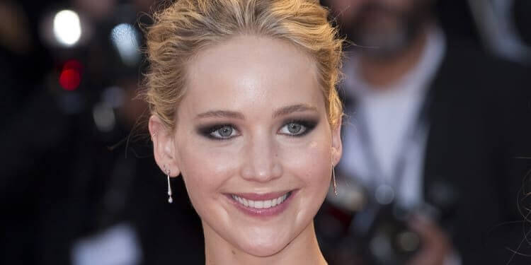 Jennifer Lawrence – Exfoliation Using Apricot Scrub